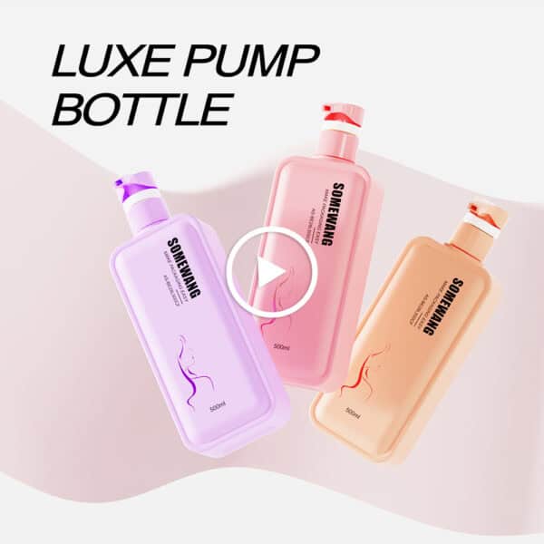 Tres botellas con bomba en colores pastel se encuentran sobre un fondo claro debajo de "LUXE PUMP BOTTLE", con un botón de reproducción en la del centro.