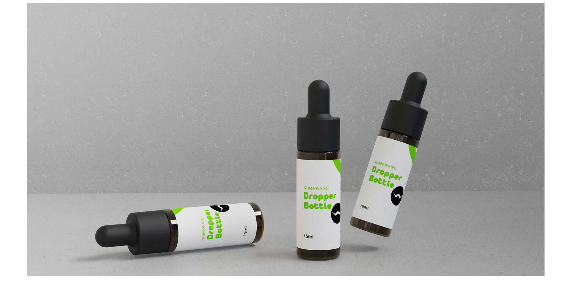 Tre flaconi contagocce etichettati (due in posizione verticale e uno in posizione orizzontale) sono appoggiati su una superficie grigio chiaro su uno sfondo strutturato.