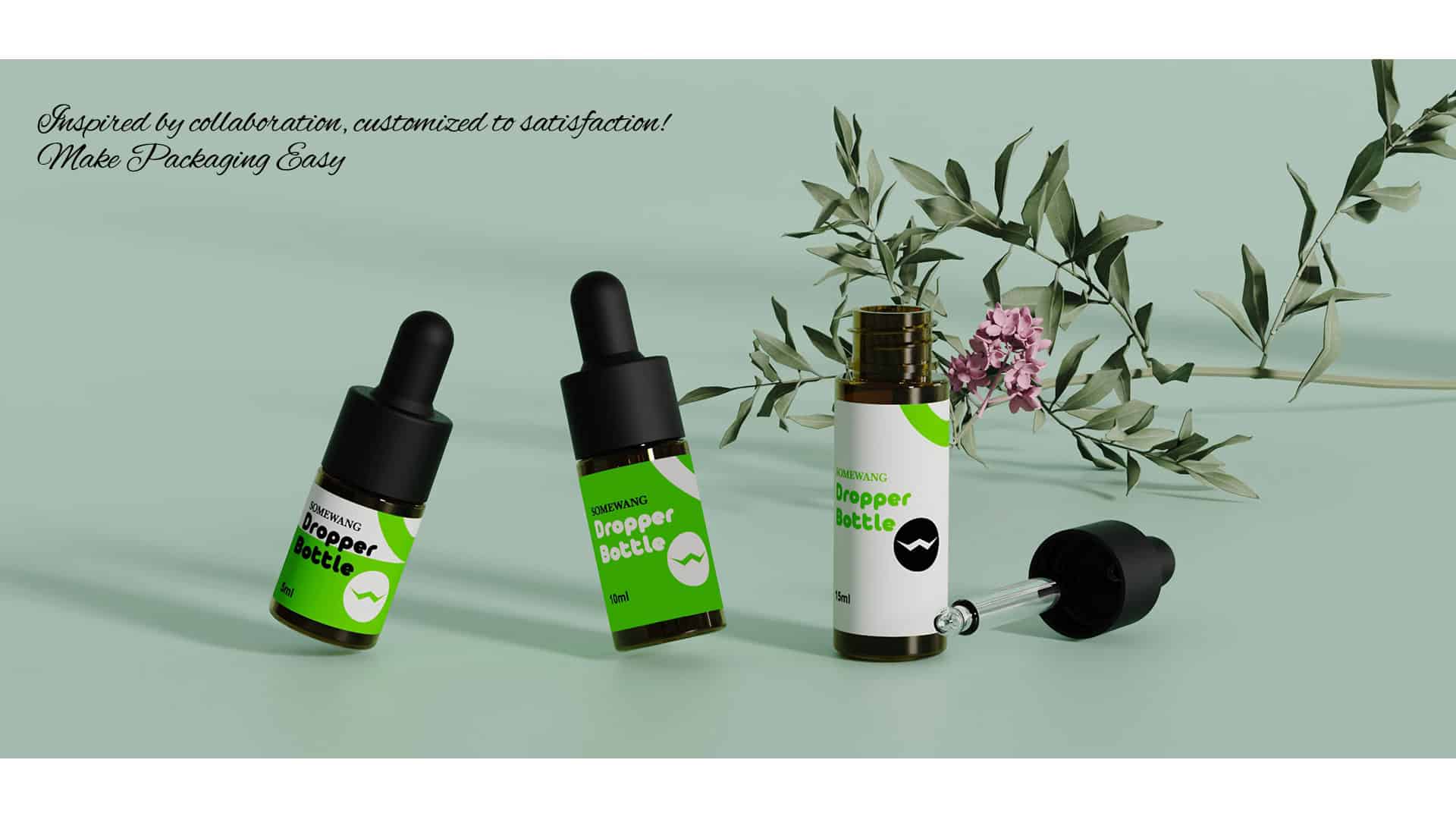 Tre flaconi contagocce etichettati su una superficie chiara, uno dei quali è appoggiato, con foglie verdi e fiori rosa dietro.