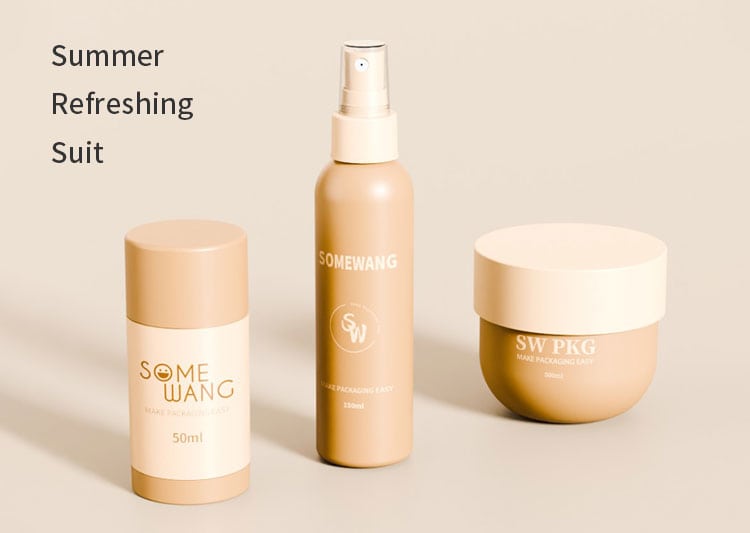 밝은 배경 위에 "Summer Refreshing Suit" 옆에 베이지색 "SOMEWANG SW PKG" 화장품 용기 3개가 놓여 있습니다.