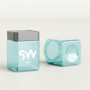 ภาชนะสีฟ้าโปร่งแสง 2 ใบ มีฉลากระบุว่า “SW 300ml” ใบหนึ่งตั้งตรงและมีฝาปิดสีเทา ส่วนอีกใบเปิดอยู่ด้านข้าง