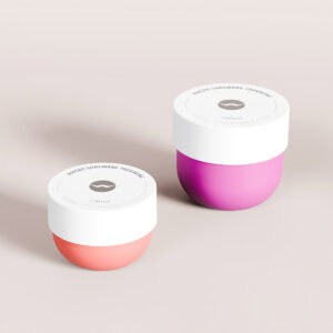 Dos frascos de 250 ml etiquetados con tapas blancas (uno rosa y otro coral) se encuentran sobre un fondo claro y liso.