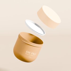 흰색 글씨와 뚜껑, 밀봉이 있는 황갈색 화장품 병이 베이지색 배경 위에 떠 있습니다.