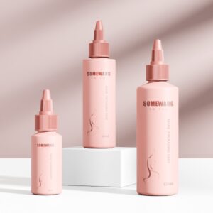 Drei rosa HDPE-Flaschen (30, 80, 120 ml) mit Verschlusskappen mit der Aufschrift „SOMEWANG SW PKG“ auf weißer Oberfläche.
