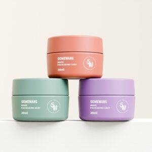 Trzy słoiczki Somewang o pojemności 20 ml w pastelowym różu, zieleni i lawendzie ustawione jeden na drugim na jednolitym tle.