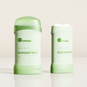 Açık renkli, sade bir arka planın üzerinde iki adet yeşil ve beyaz "SOMEWANG Emzirme Deodorantı Stick 50ml" şişesi yer alıyor.