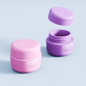 Auf einem hellblauen Hintergrund sind zwei kleine Kosmetiktiegel zu sehen – einer rosa (geschlossen), einer violett (offen).