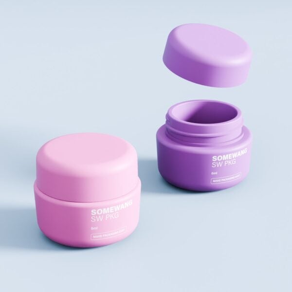 Dua stoples kosmetik kecil—satu berwarna merah muda (tertutup), satu berwarna ungu (terbuka)—muncul pada latar belakang biru muda.