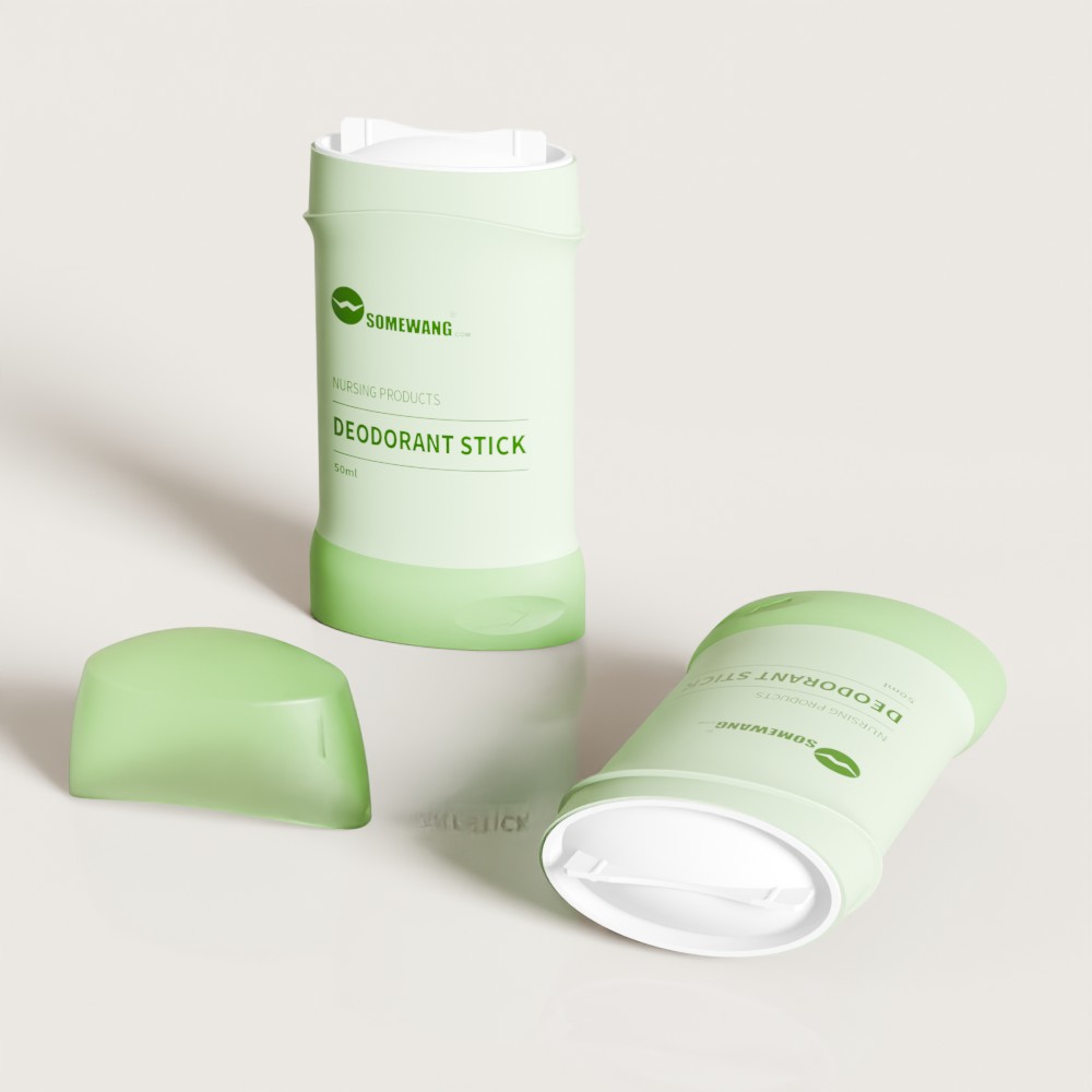 İki açık yeşil deodorant çubuğu, biri kapaksız şekilde dik, diğeri yan yatmış şekilde beyaz bir yüzeyin üzerinde duruyor.