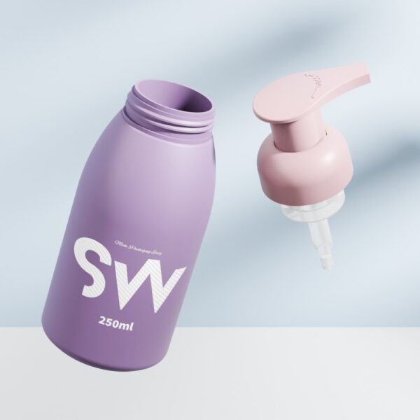 Auf hellem Hintergrund sind eine lavendelfarbene 250-ml-HDPE-Schaumflasche mit Pumpe und der Aufschrift „SW 250 ml“ sowie ein rosa Spender abgebildet.