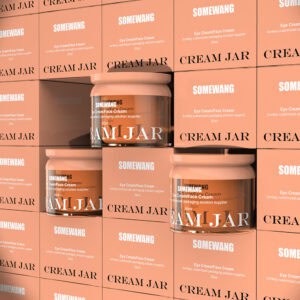 Kotak-kotak persik bertumpuk berlabel "SOMEWANG Eye/Face Cream JAR" dengan tiga stoples yang serasi di antaranya.