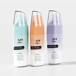 Ba chai kem chống nắng SPF 50+ 30ml màu pastel—xanh lam, cam, hoa oải hương—được đặt cạnh nhau trên một bề mặt màu trắng.