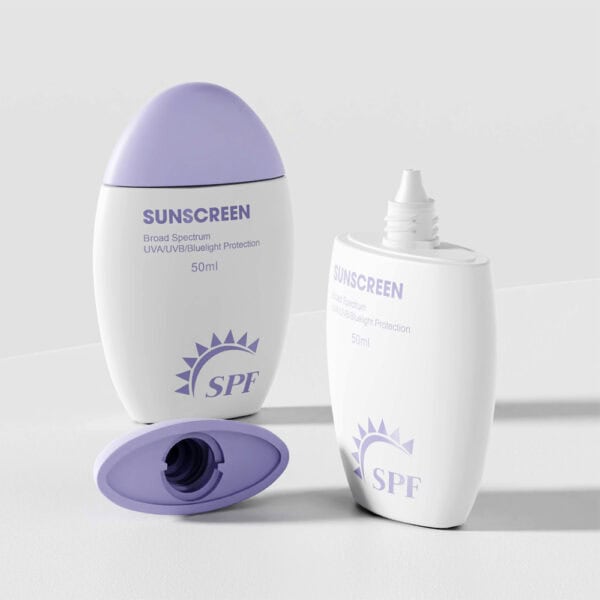 Dua botol pelindung matahari PE tersuai 50ml putih dengan penutup ungu, berlabel "SPF" & "Perlindungan Spektrum Luas.