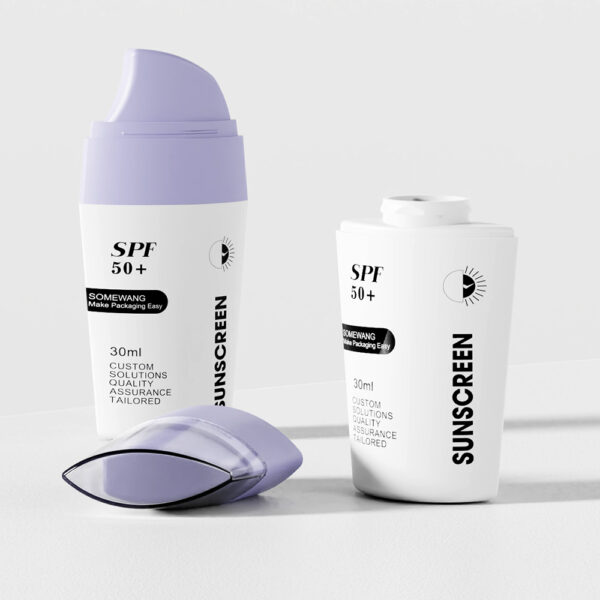Sono mostrate due bottiglie di crema solare in HDPE bianco da 30 ml con tappi viola ed etichette nere; una è aperta, con il tappo accanto.