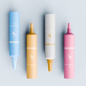Vier 6-ml-PE-Tuben in Blau, Gelb, Weiß und Pink mit passenden Spitzkappen sind mit „SOMEWANG“ beschriftet.