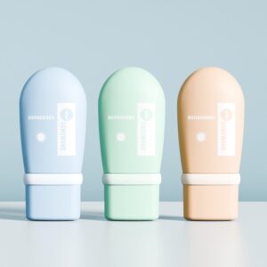 Ba chai HDPE 100ml màu pastel—xanh lam, xanh lá cây, be—đứng cạnh nhau, trưng bày bao bì kem chống nắng tùy chỉnh.