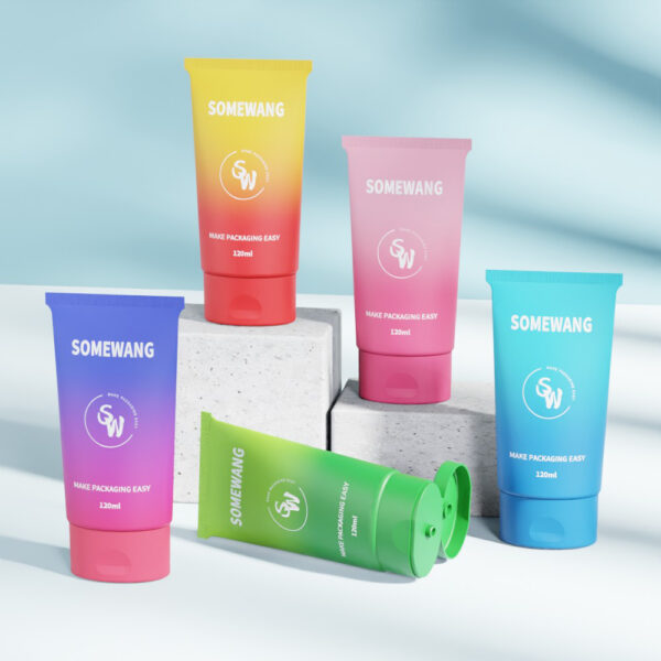 Cinco tubos ovais de LDPE SOMEWANG D45 de 120 ml com tampas flip-top e rótulos de marca estão dispostos em blocos brancos.