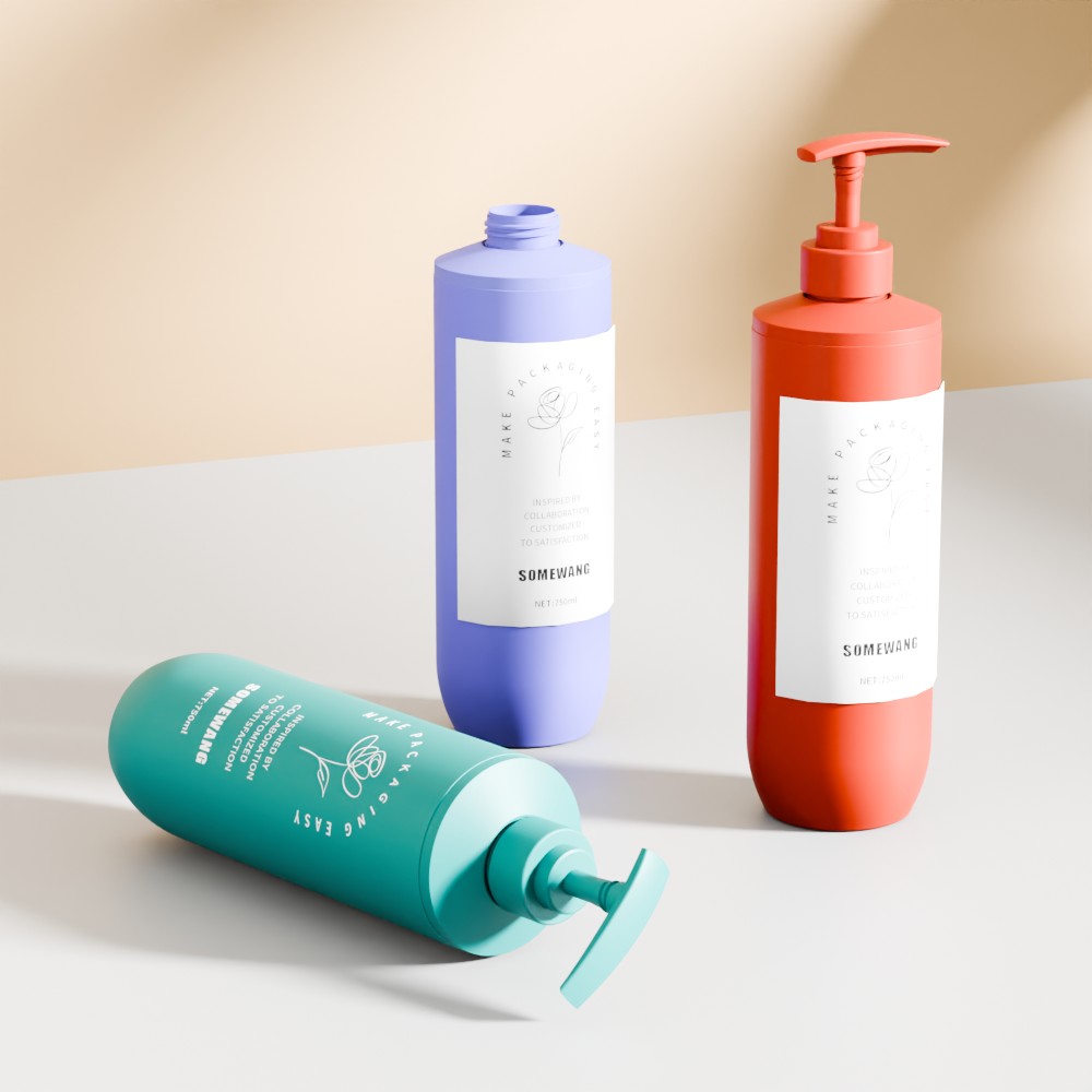 Tiga botol PE 750ml dengan pam PP, sesuai untuk perapi atau krim, terletak di atas permukaan putih dengan latar belakang kuning air.