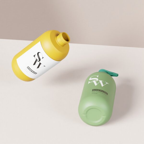 Due flaconi con pompa in PE da 300 ml etichettati "SW" e "Shampoo" su una superficie chiara: perfetti per shampoo o bagnoschiuma.
