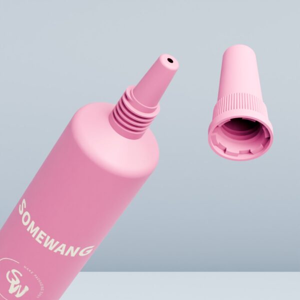 Un tube PE rose « SOMEWANG » de 6 ml avec un bouchon pointu est présenté ouvert sur un fond clair uni.