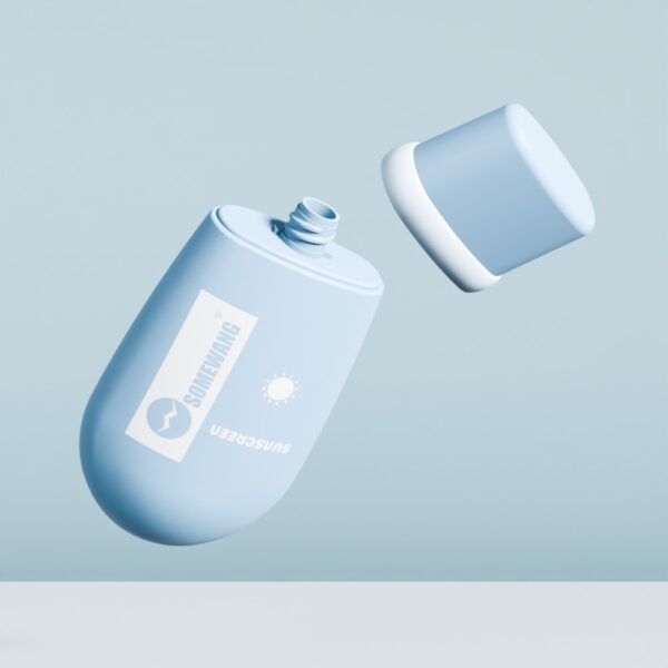 Flacone di protezione solare in HDPE da 100 ml di colore azzurro con tappo galleggiante su uno sfondo azzurro chiaro.