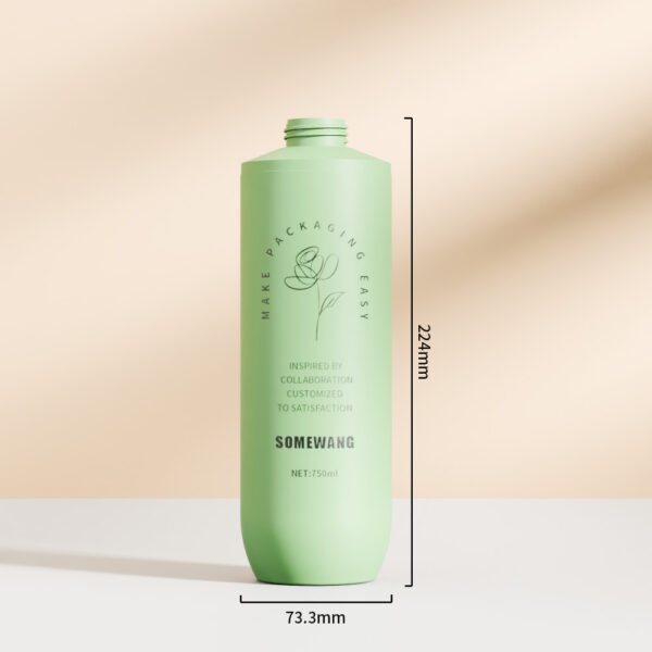 Botol PE hijau 750ml dengan pompa PP memiliki desain bunga, berukuran 224x73,3mm, dan dapat mengeluarkan kondisioner atau krim dengan mudah.