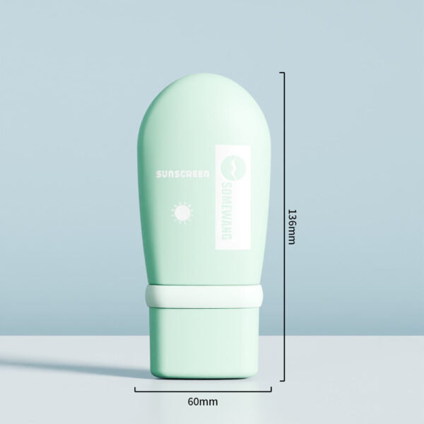 Flacone di protezione solare in HDPE da 100 ml, verde chiaro, alto 136 mm e largo 60 mm, posizionato verticalmente su una superficie piana.