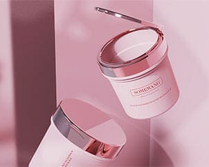 Pembe bir fonun önünde, metalik pembe kapaklı, biri açık, biri kapalı iki beyaz kavanoz duruyor.