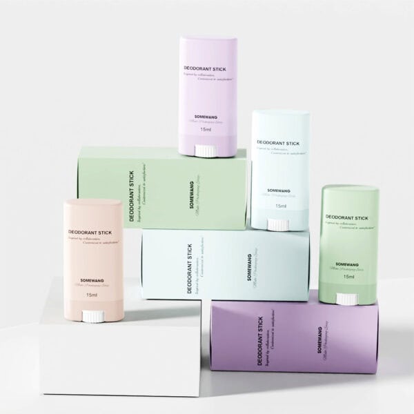 Vijf pastelkleurige "Customized 15ml PP Deodorant Sticks" met het label "DEODORANT STICK 15ml" worden op gestapelde dozen getoond.