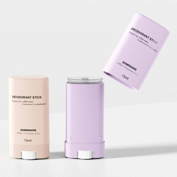 Er worden drie 15 ml pastelkleurige PP deodorant sticks voor zonnebrandcrème getoond: rechtopstaand, zonder dop en gekanteld, met het label 'Deodorant Stick'.