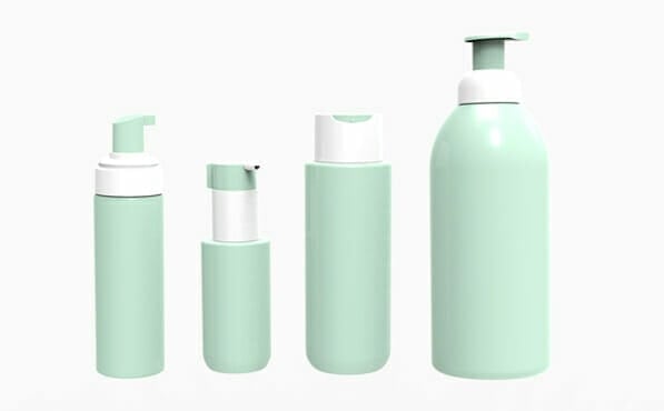 Четыре бутылочки-дозатора пастельно-зеленого цвета разного размера выстроены в ряд на белом фоне.