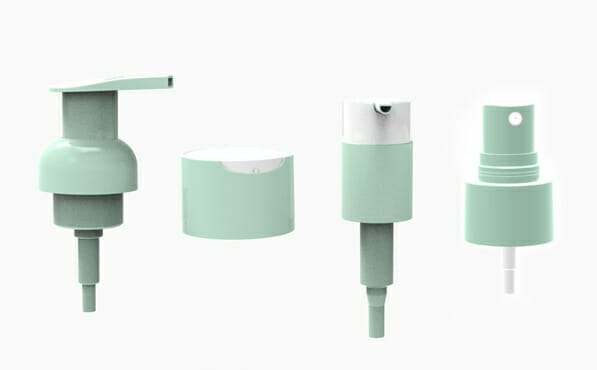 Четыре крышки от светло-зеленых пластиковых бутылок — насос, винтовая крышка, распылительная насадка и распылитель — на белом фоне.