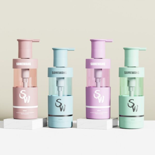 PP 커버가 있는 파스텔톤 150ml "SOMEWANG" PET 로션 병 4개가 플랫폼에 전시되어 있습니다. 고객님의 필요에 맞춰 맞춤 제작 가능합니다.
