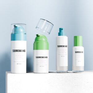 Four white airless serum bottles (15ml-80ml) are displayed; one shows a green pump with its cap lifted.