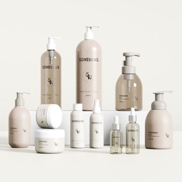 ผลิตภัณฑ์ดูแลร่างกายซีรีส์ SOMEWANG ประกอบไปด้วยขวด โถ และปั๊มสีเบจและใสบนพื้นหลังสีขาวที่เป็นกลาง