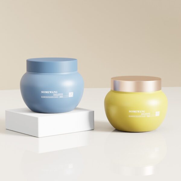 Pots cosmétiques en PET bleu et jaune de 250 ml avec couvercles uniques présentés sur blanc, idéaux pour un emballage élégant et personnalisé.