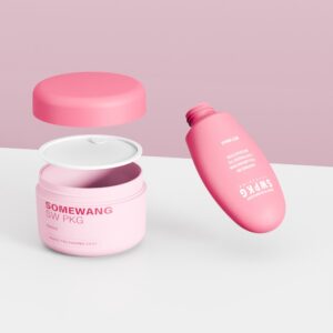 Dos contenedores rosados "SOMEWANG SW PKG" y "SWPKG" se encuentran sobre una superficie rosa y blanca, mostrando un empaque personalizado.