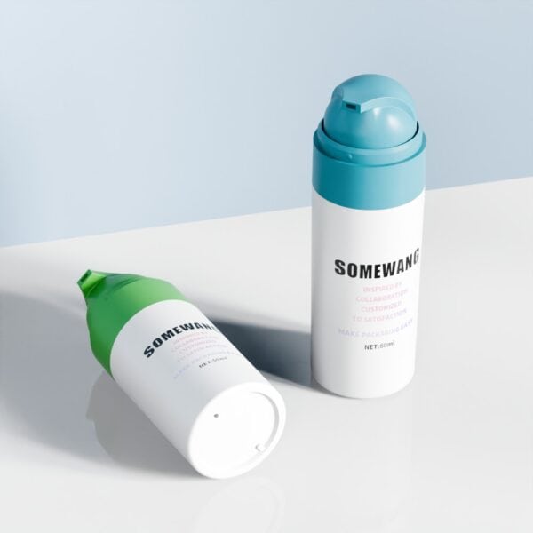Un flacon airless blanc « SOMEWANG » avec un bouchon bleu est debout ; un flacon de sérum avec un bouchon vert se trouve à côté.