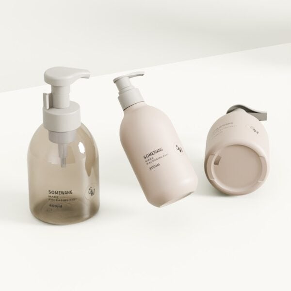 ขวดสีกลางๆ สามขวดจาก Body Care Packaging Series ของ SOMEWANG ถูกจัดแสดงบนพื้นผิวสีขาว แสดงให้เห็นถึงความเชี่ยวชาญ