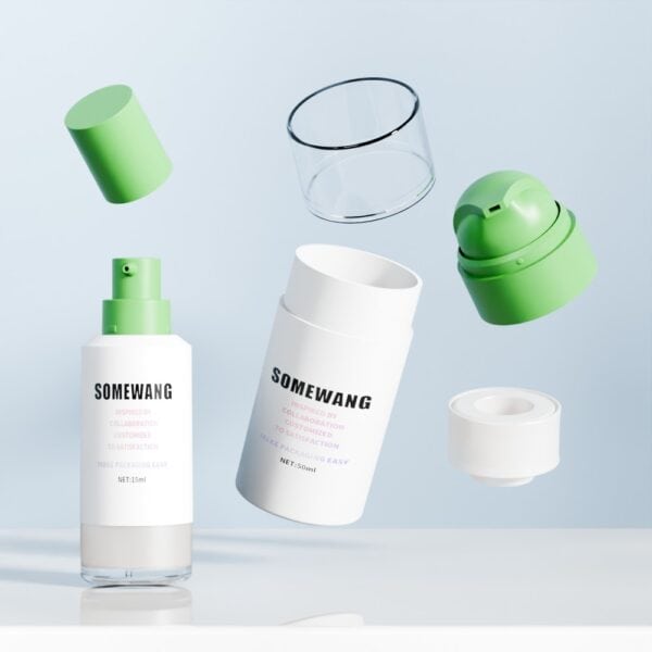 Deux flacons de sérum/lotion airless personnalisés de 15 à 80 ml avec couvercles retirés sur fond bleu clair.