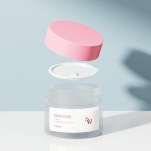 Un frasco de PP para cosméticos de 15 ml con tapa rosa y etiqueta "SOMEWANG MAKE PACKAGING EASY" flota sobre un fondo azul claro blanquecino.