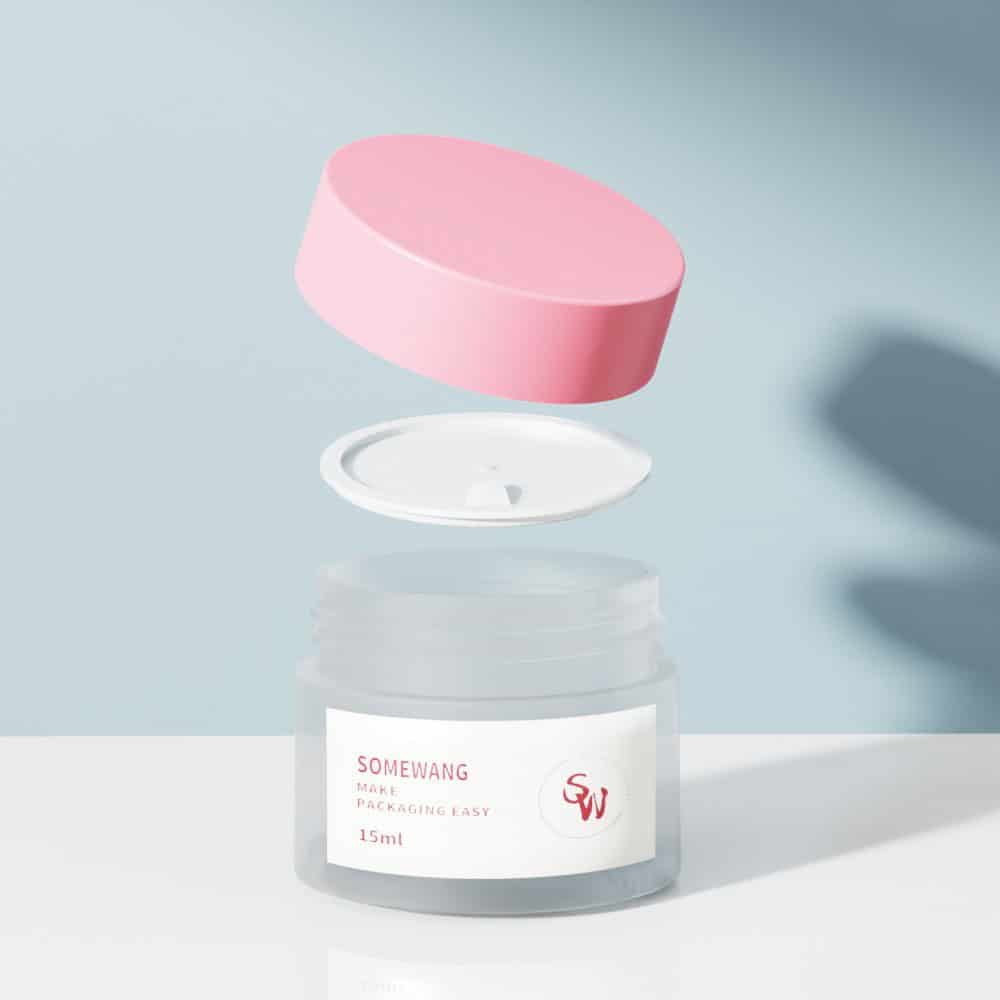 A 15ml pink-lidded PP cosmetic jar labeled "SOMEWANG MAKE PACKAGING EASY" floats on a light blue-white background.