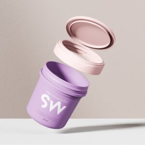 Un frasco de PP de 240 ml de color lavanda con una tapa abatible de color rosa está abierto y flota sobre una superficie blanca sobre un fondo neutro.