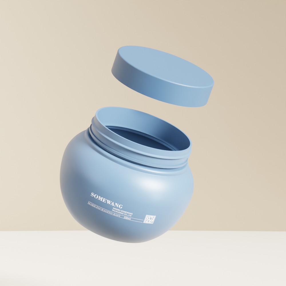 Un pot cosmétique SOMEWANG PET bleu de 250 ml avec un couvercle détaché flotte sur une surface blanche sur un fond beige.
