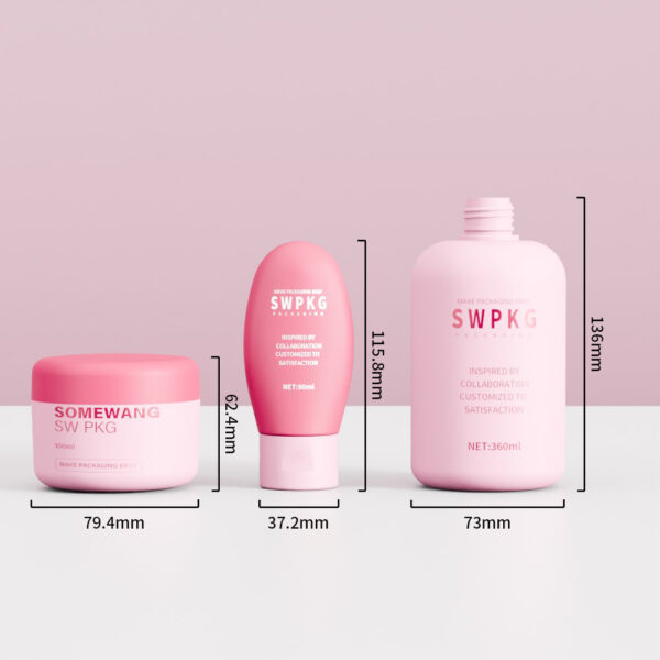 Tiga wadah SWPKG merah muda dari seri Perawatan Kulit dipajang pada latar belakang merah muda dengan label ukuran di sampingnya.