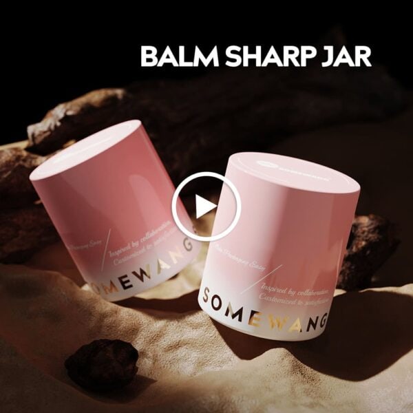 Dos frascos de bálsamo rosados "SOMEWANG" sobre arena con rocas, debajo del texto "BALM SHARP JAR".