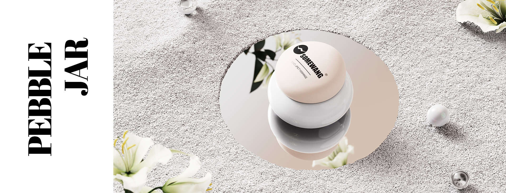 Баночка с кремом для кожи «Sunhan» стоит на зеркале с белыми цветами, песком и надписью «Pebble Jar» слева.