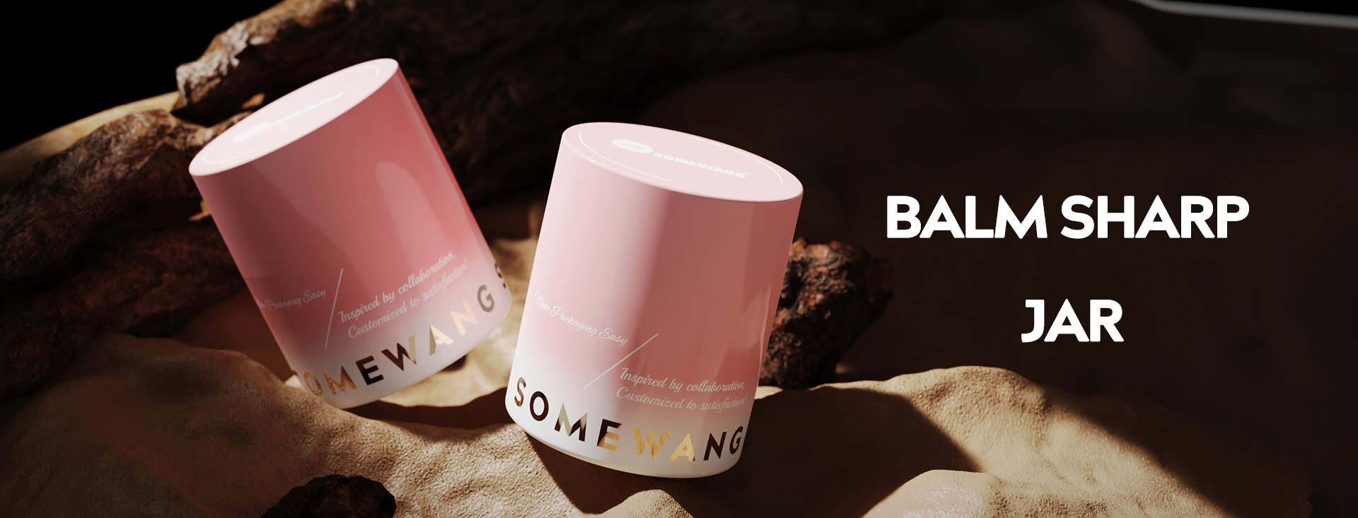 Две розовые банки «SOMEWANG» на песке с деревянными деталями позади, рядом текст: «BALM SHARP JAR».