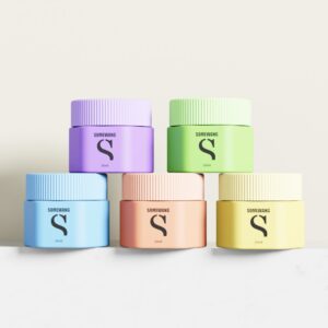 Vijf zeshoekige crèmepotjes van 30 ml met geribbelde deksels zijn in een piramidevorm gestapeld, wat hun stijlvolle ontwerp benadrukt.