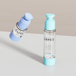 Dua botol airless SWPKG bening dengan tutup biru, dalam berbagai ukuran, ditampilkan tegak dan miring pada latar belakang netral.